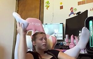 Thicc ass pawg pretzel folds in gaming chair with octopus dildo play