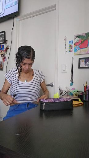 MILFTIVITIES: Watch mamacita do her make up [size 11s propped up on the desk]