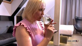 rlp 99: sexy blonde milf keysi piss drinking.