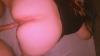 Vidéo POV hardcore d'une amatrice aux grosses fesses PAWG se faisant baiser