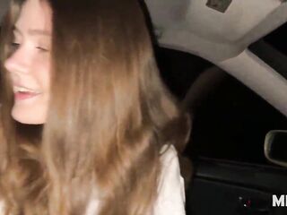 Slim 18yo slim teen enjoys banging in the car [Deutsch]
