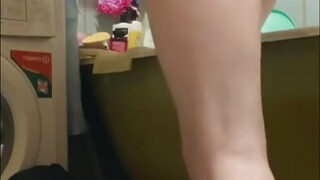 Homens gays sozinhos alargam seus orifícios com fisting intenso no banheiro.