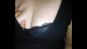 Jugando con sus tetas ricas