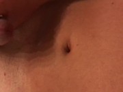 Cumshot auf meinen Bauch Nahaufnahme