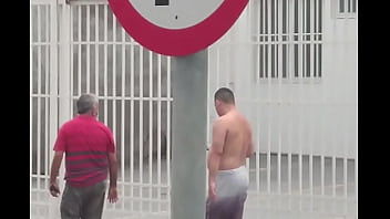 Parrudo andando sem cueca na rua