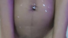 Tirando leite do peitinho e se masturbando de tanto tes�o