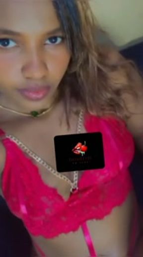 Chica dancing and touching herself