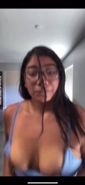 MILF Big tit YouTuber running boob bounce mommy’s tit