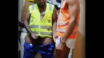 Brincando com o consolo no cu do trabalhador