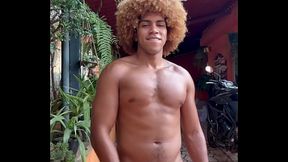 PRETINHO DOTADO SE MASTURBANDO E GOZANDO MUITO