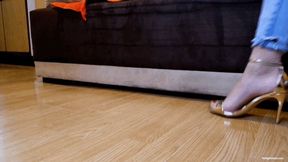 ONE SHOE HOPPING LOOKING FOR HER HEEL - MP4 Mobile Version