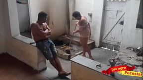 Fudendo o cu da empregada sem camisinha.