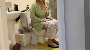 Caught milf peeing