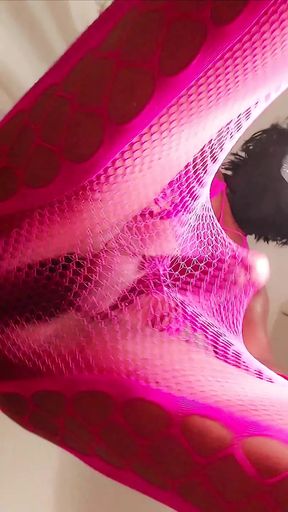 Milah en fishnet rose