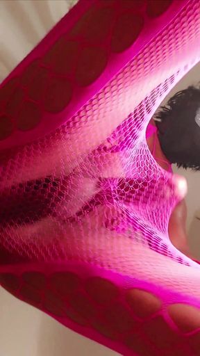Milah en fishnet rose