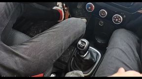 a random passerby got into the car and jerked off the taxi driver to cum!