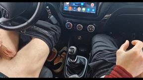 a random passerby got into the car and jerked off the taxi driver to cum!