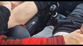a random passerby got into the car and jerked off the taxi driver to cum!