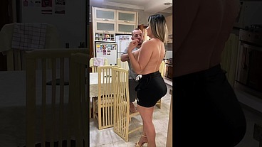 Patroa gostosa bebe leitinho do mini funcionario