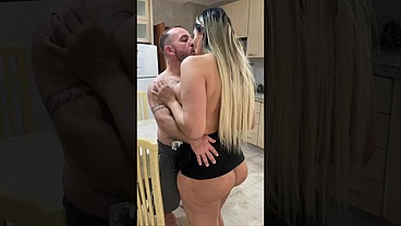 Patroa gostosa bebe leitinho do mini funcionario