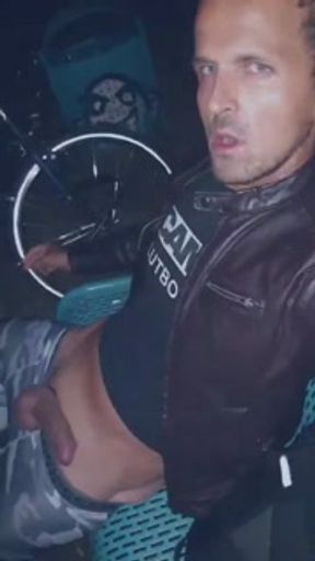 Slutboyben CAM4 Cruising pig xpozzing at night LIVE on CAM4
