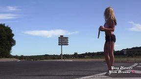 m exhibant nue en faisait de l autostop voici une nouvelle video d exhibition ...