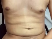 Jovencito caliente atrapado por su padrastro jalándosela