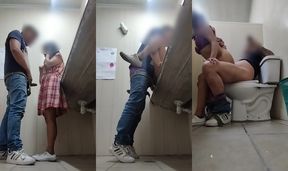 Maestra - en los sanitarios después de festival escolar