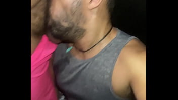 Seguran&ccedil_a sendo mamado no banheiro por um jovem gay mamador de rola de mach&atilde_o.