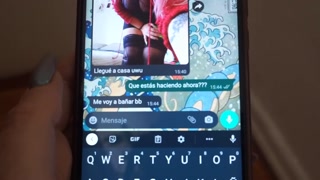 Mi hermanastra me espía mientras me baño y me engaña para enviarle nudes! OMG