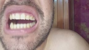 Dientes perfectos para tu fetiche, el lo muestra solo para ti