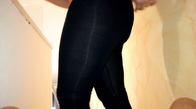 in albergo prima gli pompo il cazzo,lo cavalco di spalle e alla fine mi faccio sborrare nella fica