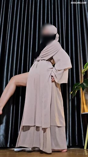 Hijab Muslim Legs Tease Twerking in Abaya!