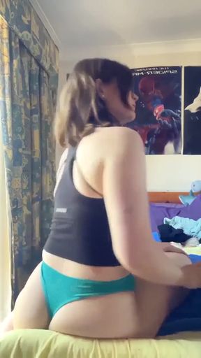 Hottie trans girl shows off her amazing ass in an amateur setting