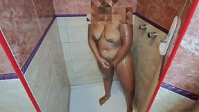 tomando banho com a mulher do meu amigo