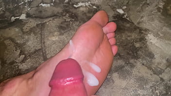 Teen cums on own feet