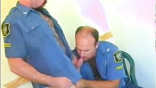 Policemen luvs to share their taut bum-crevasses