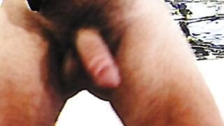 Büyük penisli, olgun, kadın kılığına girmiş Amerikalı yakışıklılar mastürbasyon yapıyor, elbiselerle dans ediyor, ardından anal ilişkiye giriyorlar.