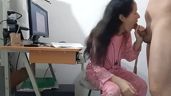 padrastro interrumpe mi trabajo solo para derramar su semen en mi pijama rosa sexo casero.