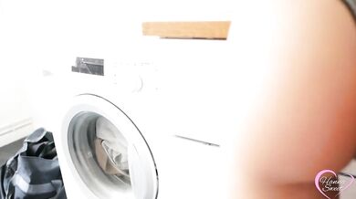 Blondes Hanna wird heimlich zu Hause gefilmt, während sie nackt abwäscht