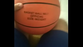 Gnsh&atilde_o bubum sarado com as m&atilde_os na bola gostosona dura e laranja