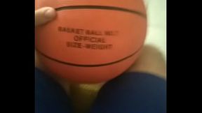 Gnsh&atilde_o bubum sarado com as m&atilde_os na bola gostosona dura e laranja