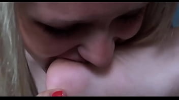 Meninas lindas praticando foot fetish