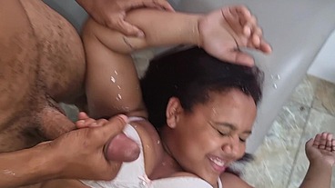 Gordinha Gulosa Fudendo e Tomando Leite Na Cara de Dois Machos Roludos