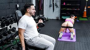 ”Personal trainer motivates client with her juicy muff”
