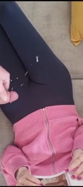 I come to cum on her leggings while she reads
