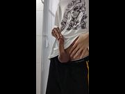 Twink batendo punheta com lubrificante até gozar