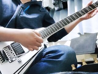 demonstration on catching harmonics when using the tremolo arm.