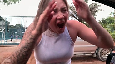 Latinas hermosas son grabadas por un extraño