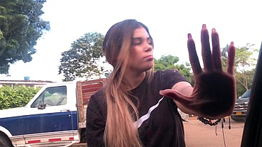 Latinas hermosas son grabadas por un extraño